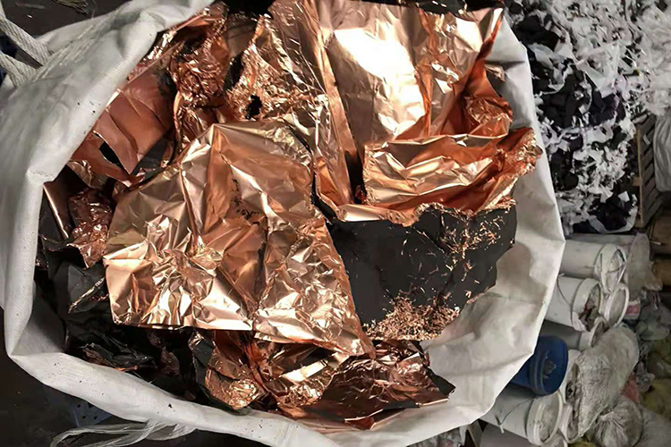 鋰電池正負極片破碎回收設備對正負極片處理